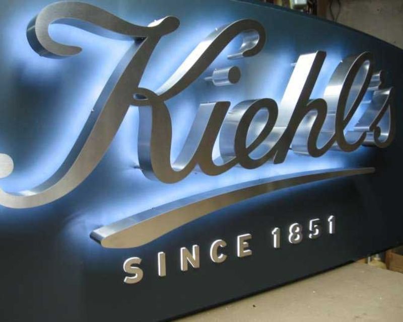 Chữ nổi mica, hộp đèn, biển hiệu kim loại được máy CNC và laser tạo hình sắc nét, thẩm mỹ 