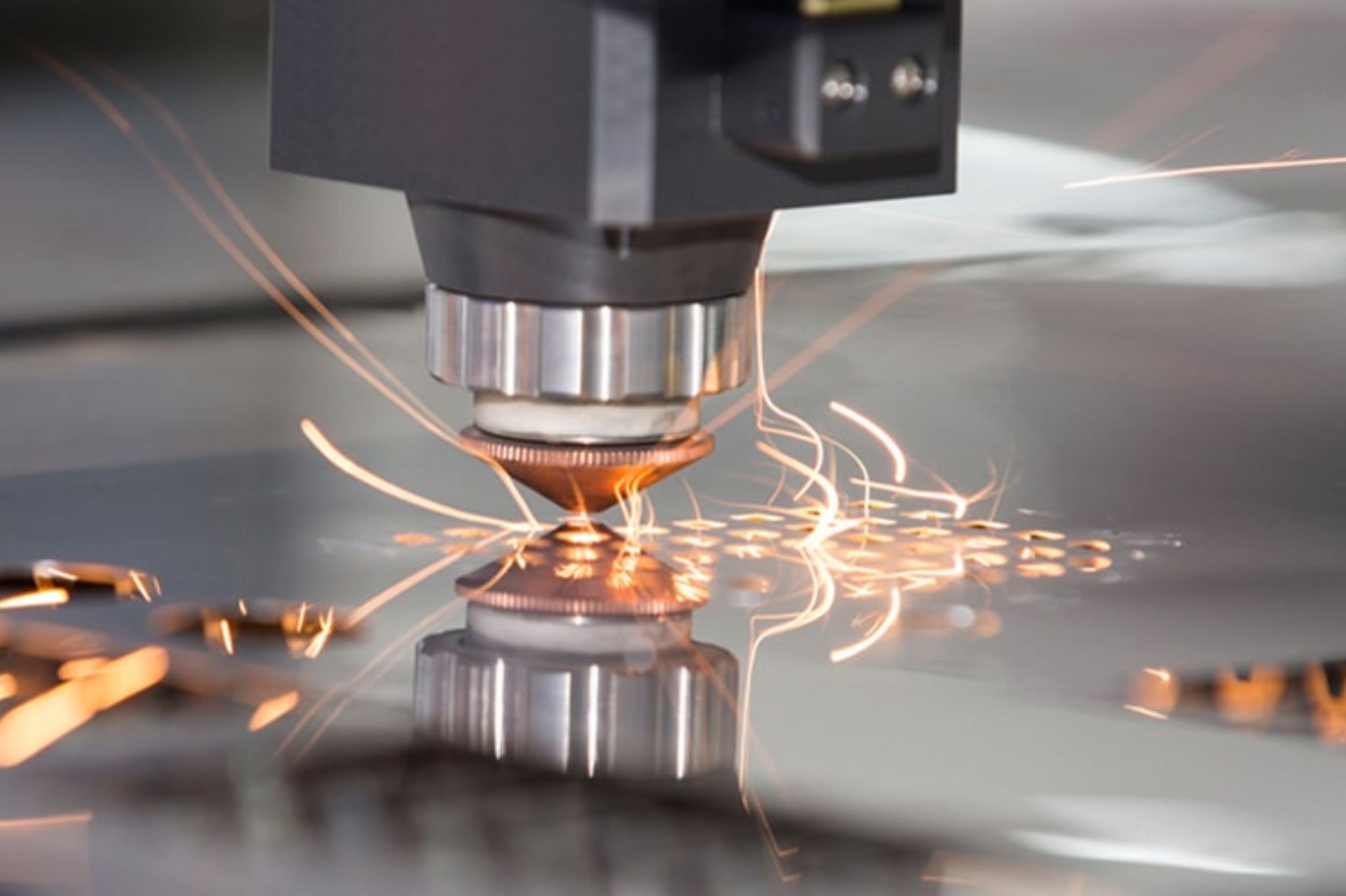 Công nghệ CNC giúp cắt nhôm chuẩn xác, đường nét mịn màng, đáp ứng nhu cầu kỹ thuật cao