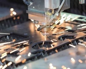 Máy cắt laser công suất lớn đang gia công tấm inox dày, cho đường cắt mịn, không cong vênh.
