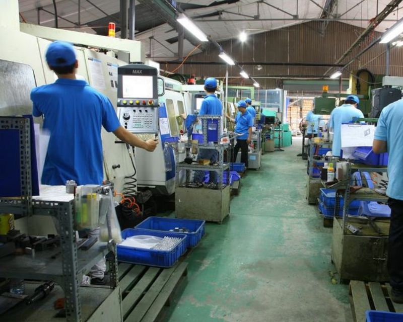 Đội ngũ kỹ thuật viên Phú Xuyên trực tiếp vận hành máy CNC, đảm bảo sản phẩm đúng thiết kế và chất lượng