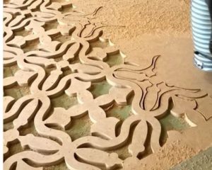 Gia công bàn, tủ, vách ngăn, cửa và trần gỗ bằng máy CNC, tạo hoa văn tinh xảo, đều và mịn.