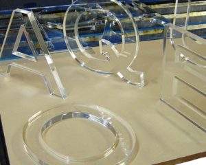 Gia công chữ nổi, bảng hiệu, logo công ty với đường cắt sắc nét, bề mặt sáng bóng, thẩm mỹ cao