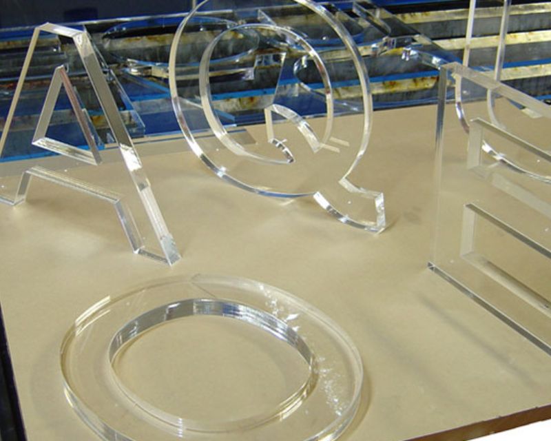 Gia công chữ nổi, bảng hiệu, logo công ty với đường cắt sắc nét, bề mặt sáng bóng, thẩm mỹ cao